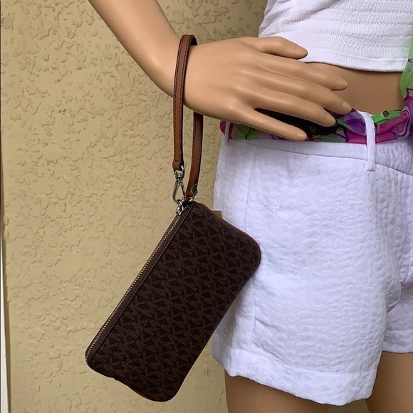 Michael Kors Jet Set Travel Large Top Zip Wristlet - Picture 11 of 16